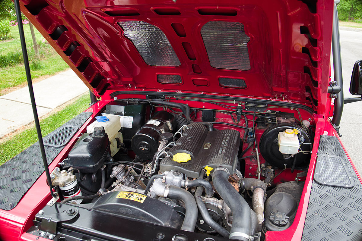 Land Rover Defender D90 Soft Top Detail