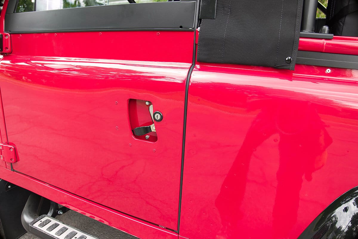 Land Rover Defender D90 Soft Top Detail