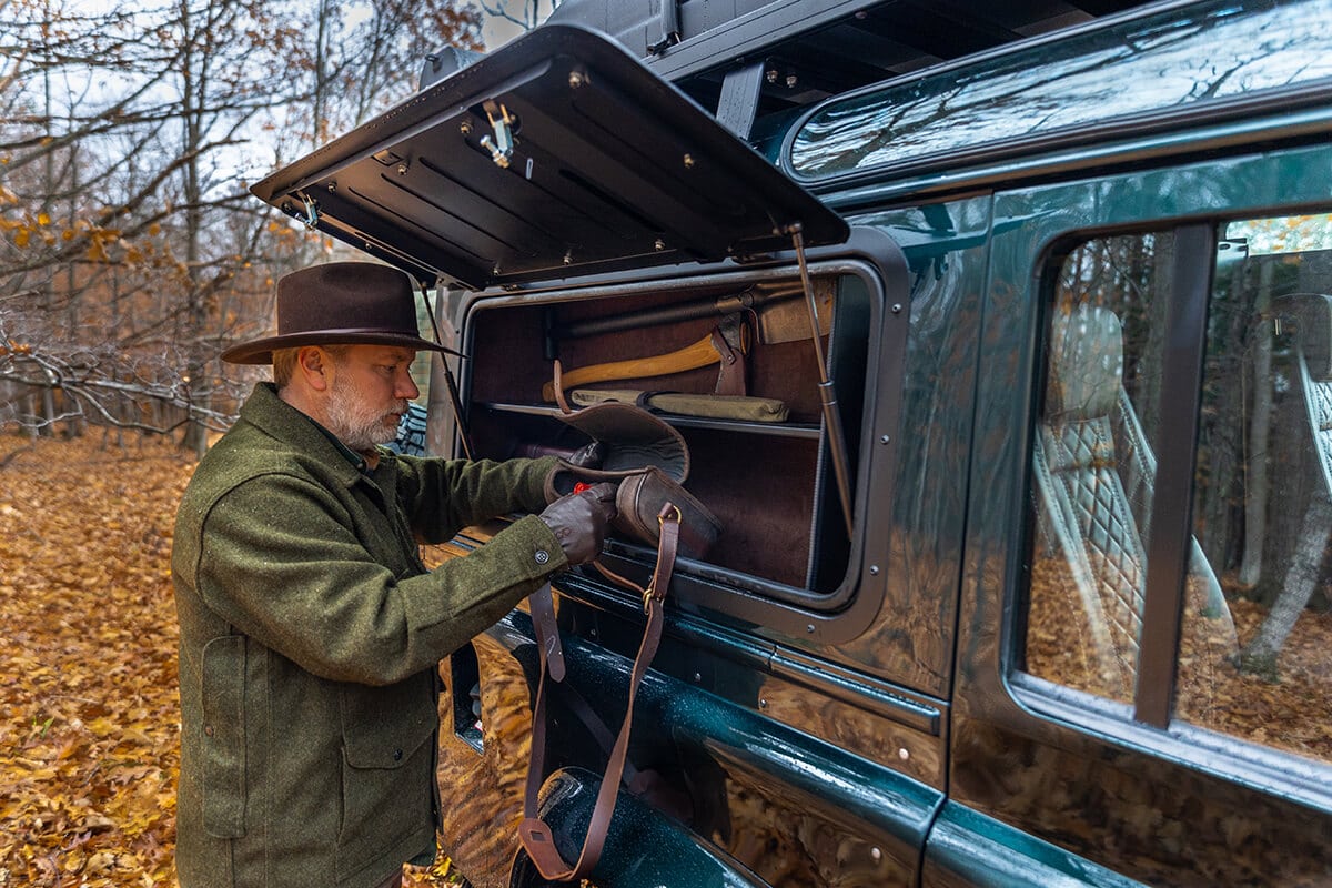 Elizabeth the Land Rover Defender D110: Custom cabinet