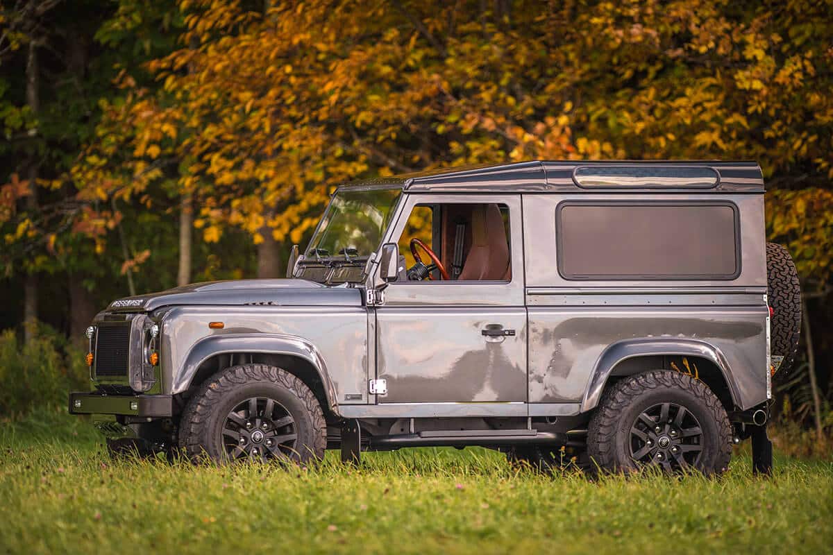 Land Rover Defender D90: Exterior Side View