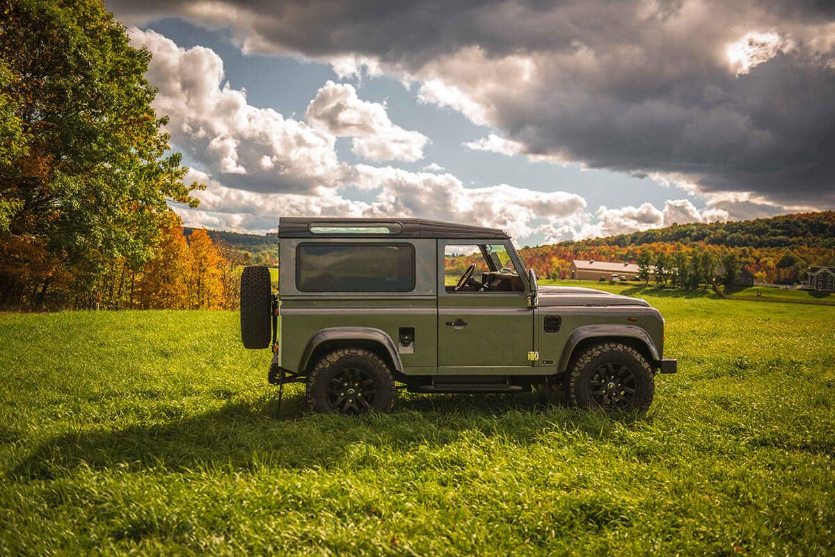 Land Rover Defender D90: Exterior Side View