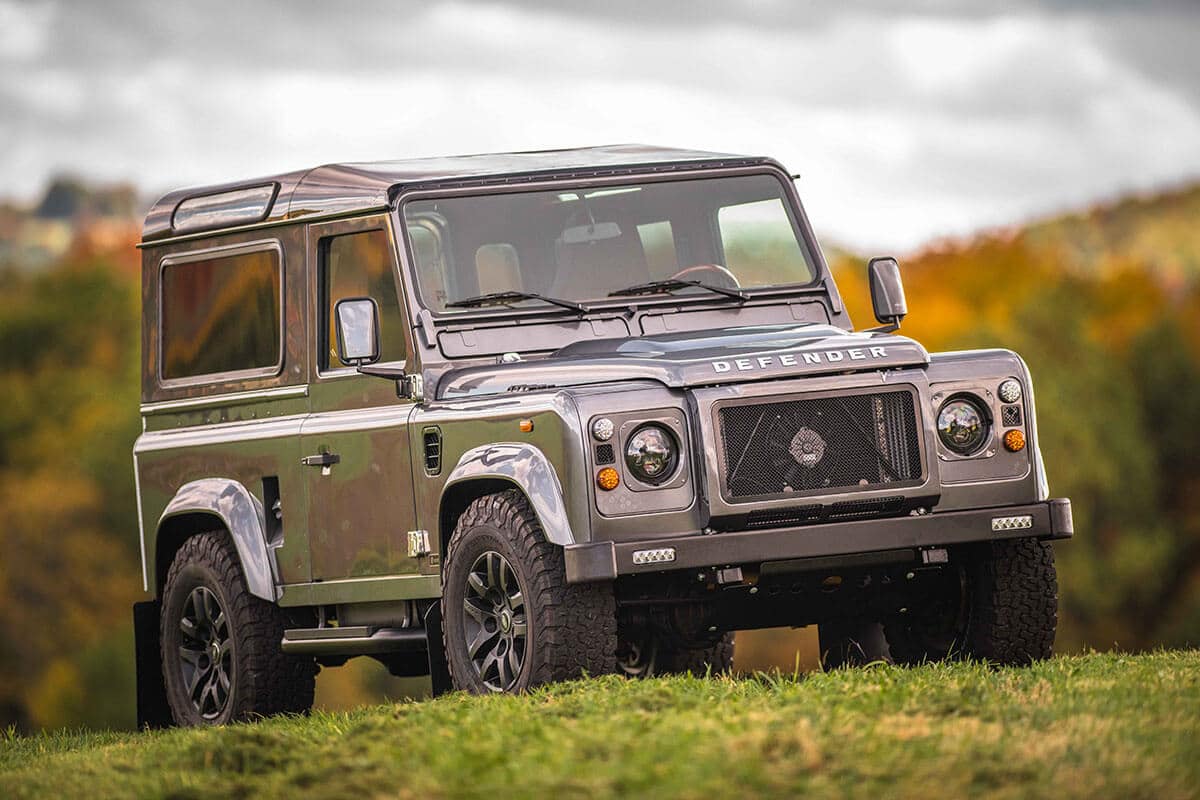 Land Rover Defender D90: Exterior 3/4 Front View