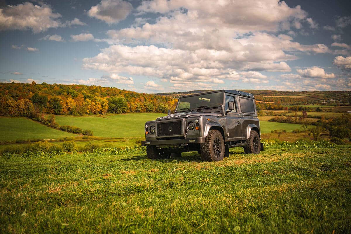 Land Rover Defender D90: Exterior 3/4 Front View