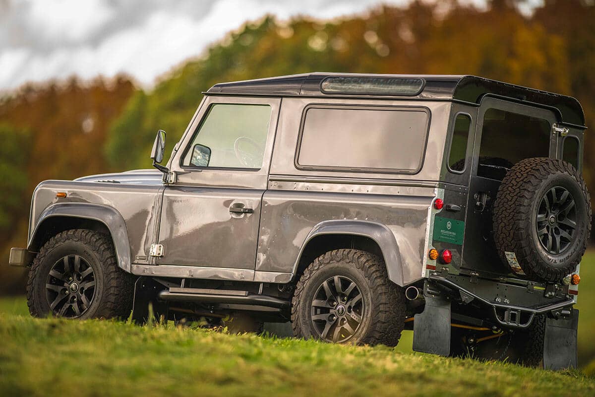 Land Rover Defender D90: Exterior Side View