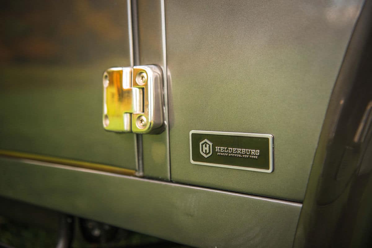 Land Rover Defender D90: Exterior Detail Hinge and helderburg Insignia