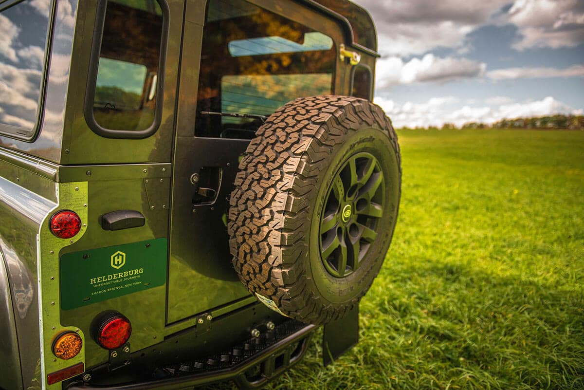 Land Rover Defender D90: Exterior Spare Tire