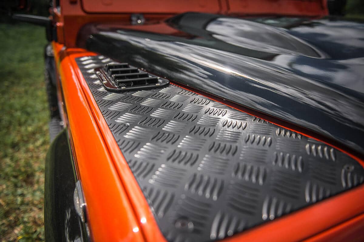 Land Rover Defender D90 Soft Top: Exterior Detail Vent