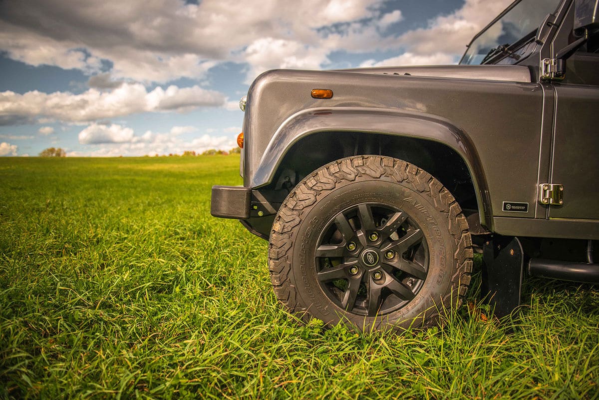 Land Rover Defender D90: Wheel and Tire