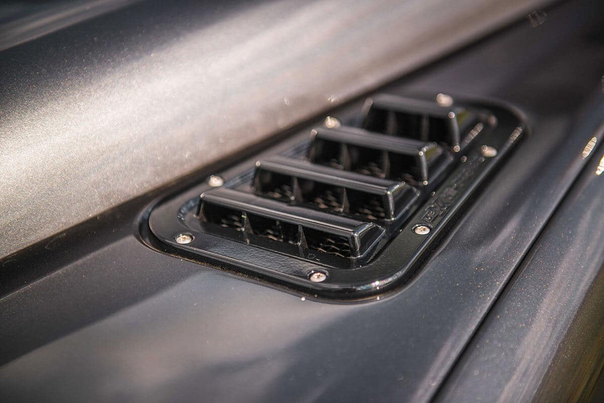 Land Rover Defender D90: Exterior Detail Vent