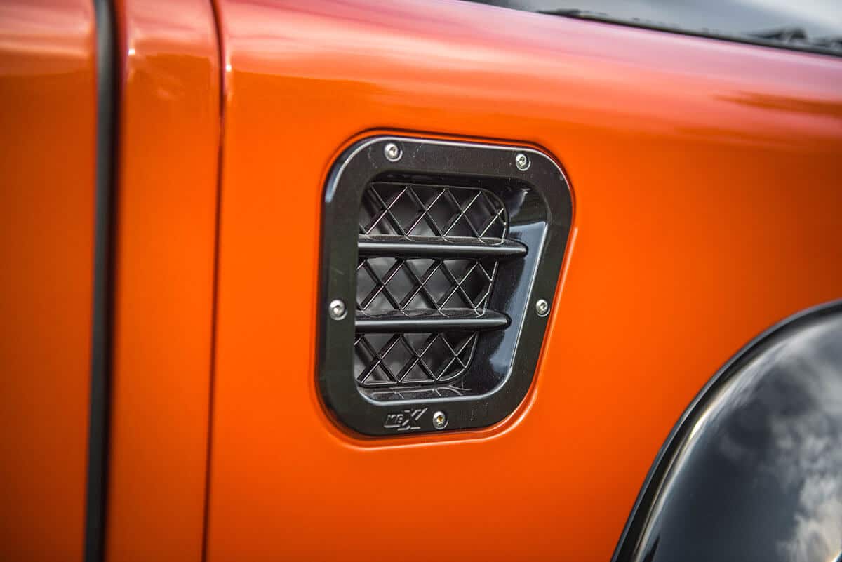 Land Rover Defender D90 Soft Top: Exterior Detail Vent