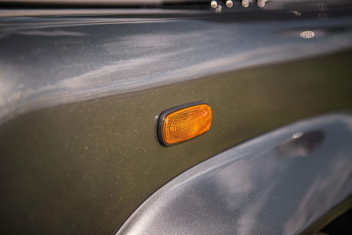 Land Rover Defender D90: Exterior Detail Marker Light