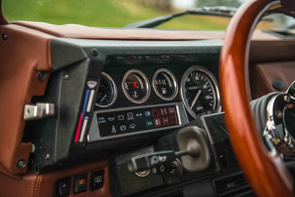 Land Rover Defender D90: Instrument Panel