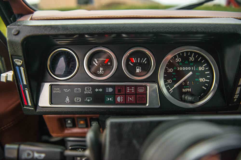 Land Rover Defender D90: Classic Gauges