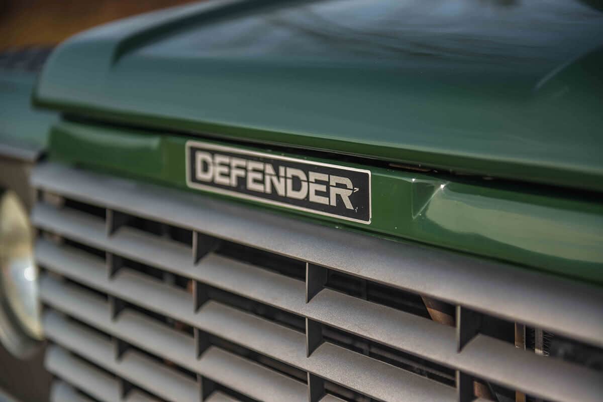Land Rover Defender D90: Exterior Detail Insignia