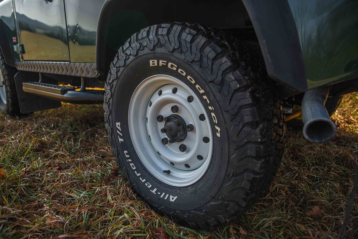 Land Rover Defender D90: Exterior Detail Tires