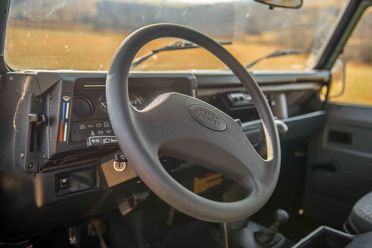 Land Rover Defender D90: Interior