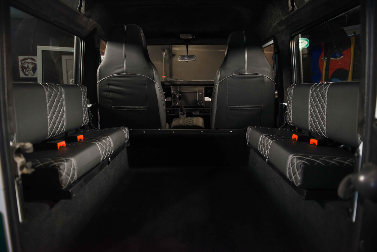 Land Rover Defender D90: Interior Load Area Seats