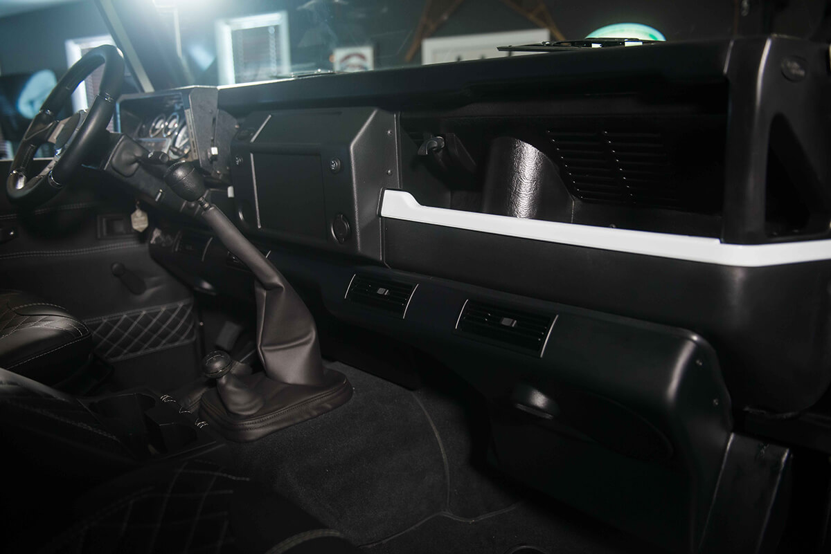 Land Rover Defender D90: Interior