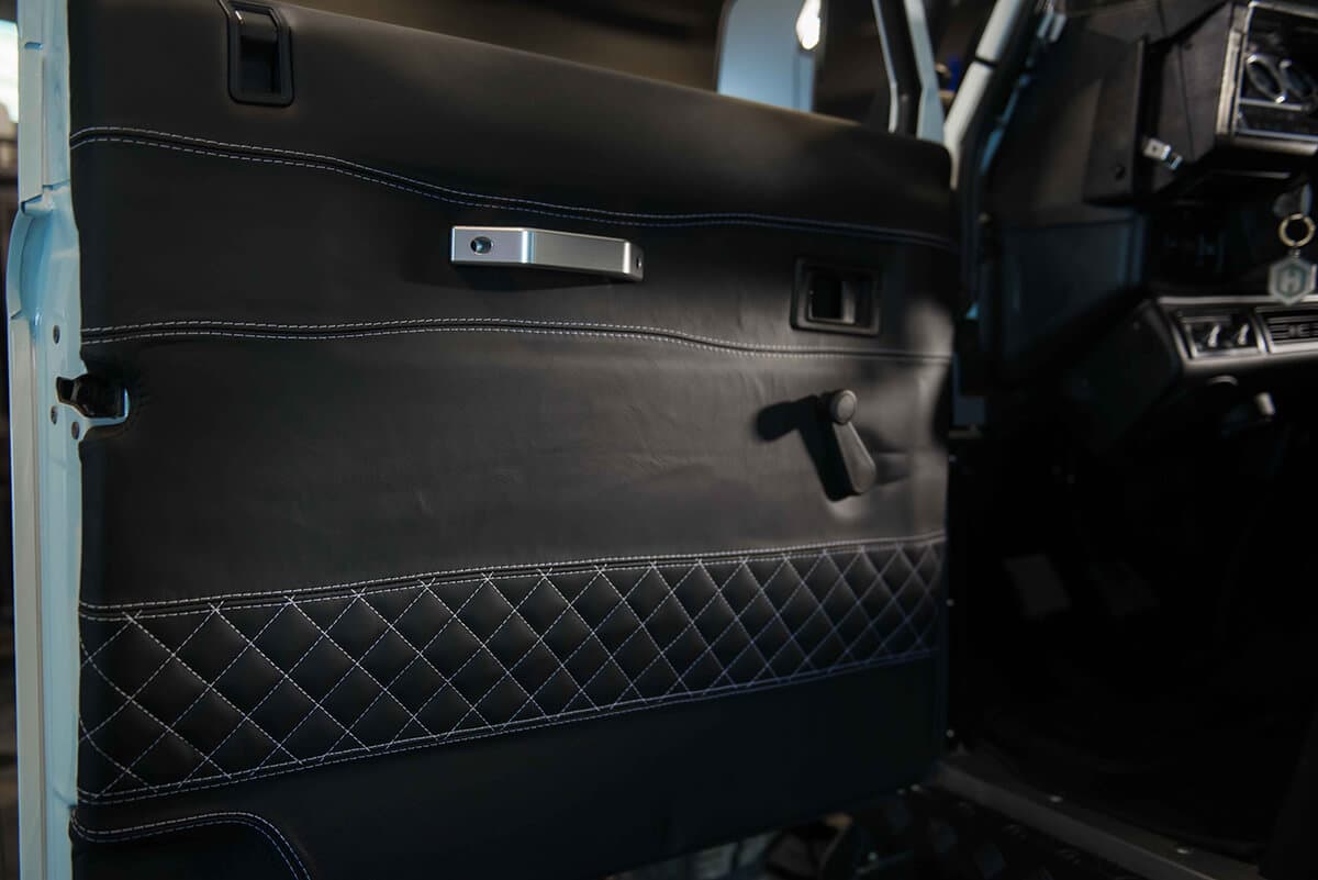 Land Rover Defender D90: Interior