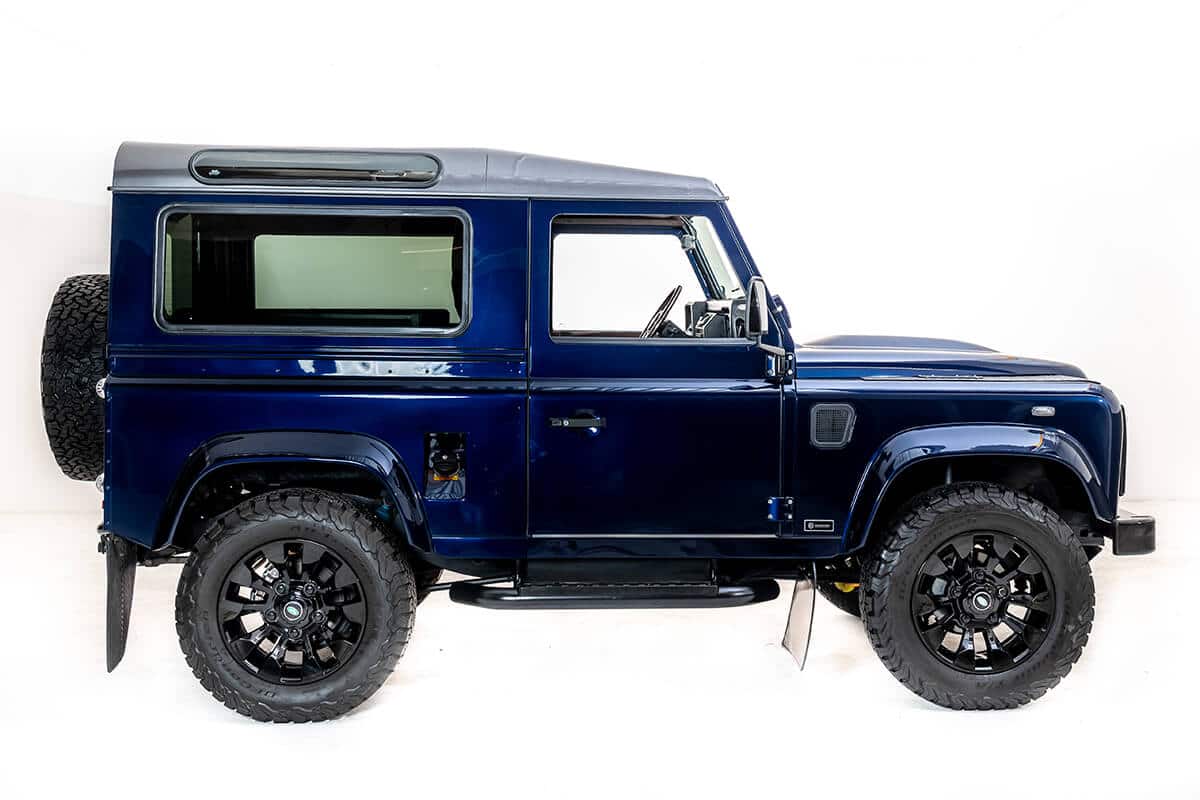 Land Rover Defender D90: Exterior