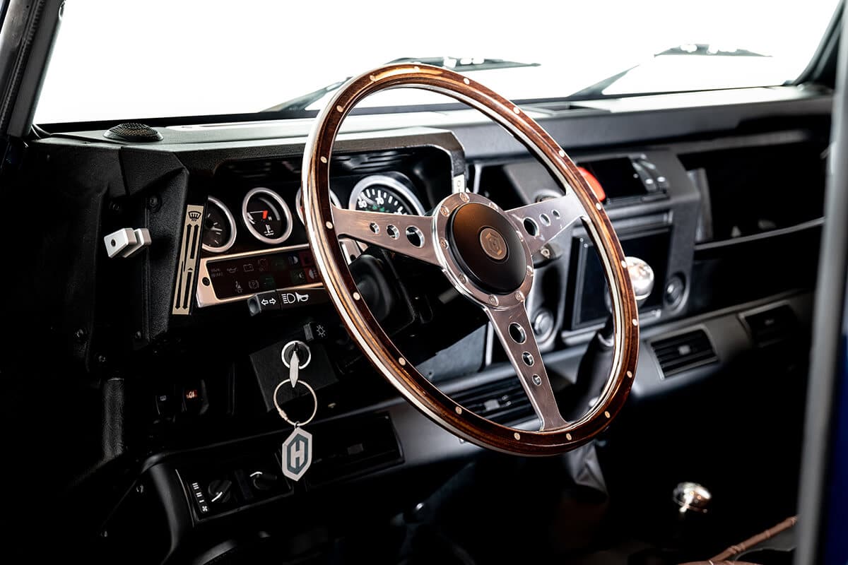 Land Rover Defender D90: Interior