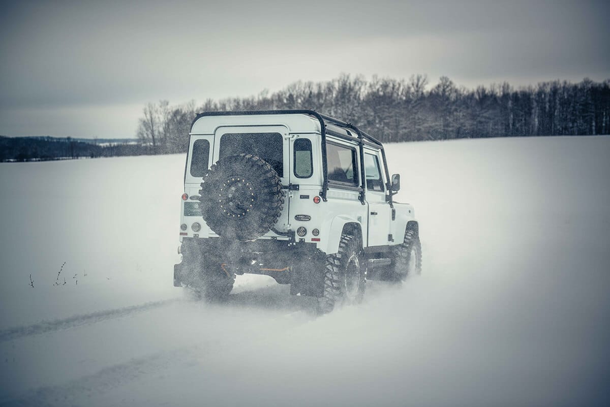 Land Rover Defender D90: Exterior Rear View