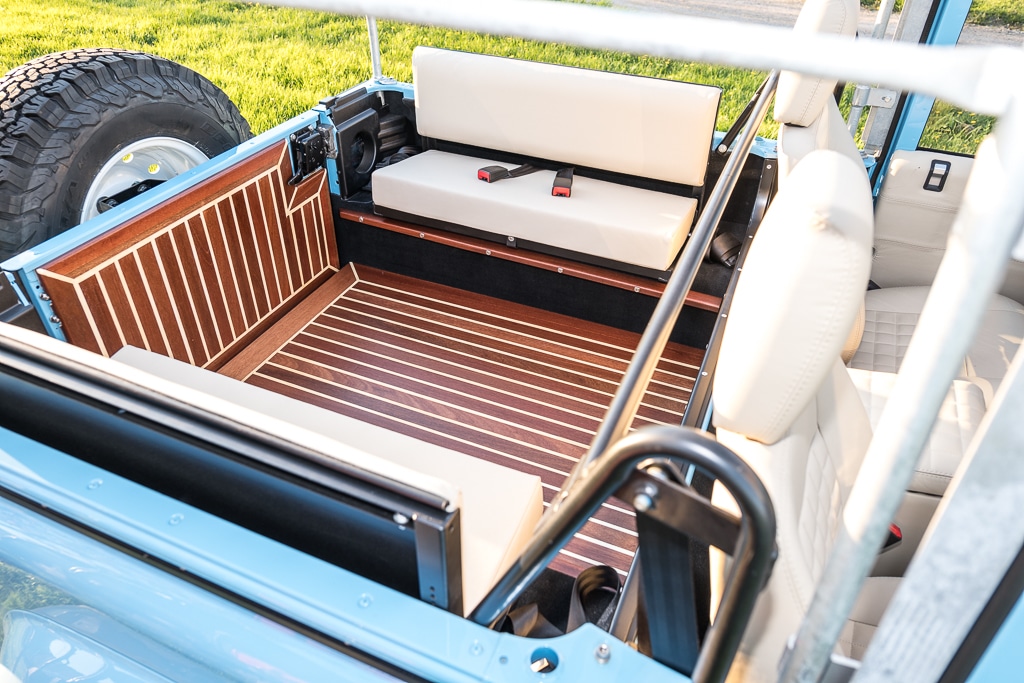 Land Rover Defender D90 Soft Top Mahagony Wood Floor